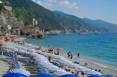 Monterosso, İtalya - 18 Eylül 2018: yıkananlara Ligurya Beach, ünlü Cinque Terre'nin almak son güneşli yaz gün