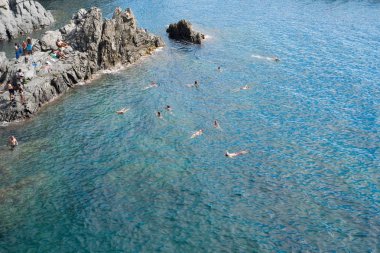 Manarola, İtalya - 17 Eylül 2018: yıkananlara sakin ve yaz aylarında Liguria güzel deniz yüzmek