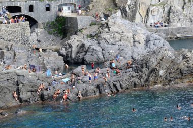 Yaz eski ve tipik Cinque Terre köyde Ligurian denizinin içinde yıkananlara Manarola, İtalya - 17 Eylül 2018: