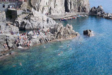 Yaz eski ve tipik Cinque Terre köyde Ligurian denizinin içinde yıkananlara Manarola, İtalya - 17 Eylül 2018: