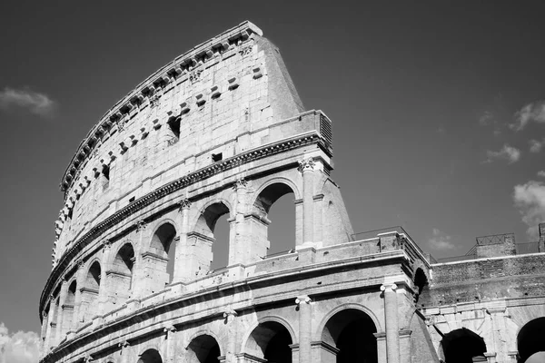 Detalj av den berömda Colosseum i Rom, Italien — Stockfoto