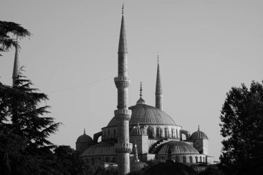 İstanbul'da minarelerle gün batımında cami