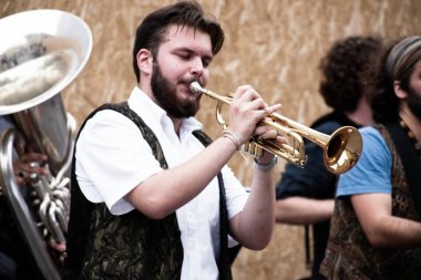 Sokak çalgıcısı Festivali 2016 müzisyen trompet çalmaya