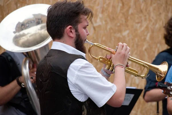 Busker Festival 2016 músico tocando la trompeta —  Fotos de Stock