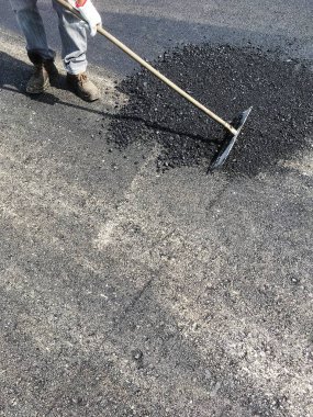 İşçi yaz aylarında bir yol asfalt