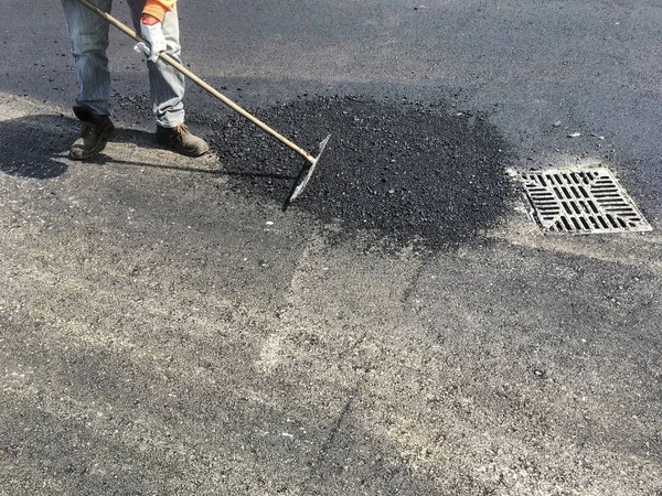 Worker asphalt a road in summer — Stock Photo, Image