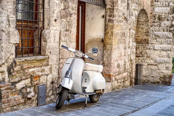 Gubbio, İtalya - 11 Ağustos 2019: Eski İtalyan scooter Gubbio, Umbria şehrinin bir sokakta park