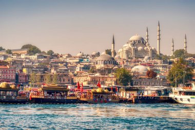Ön planda teknelerle İstanbul manzarası ve Süleymaniye Camii (Cami)