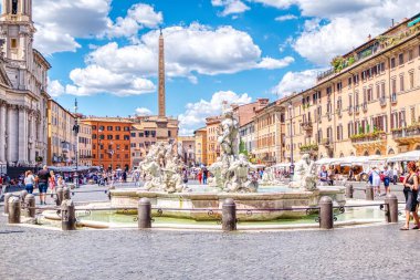 Piazza Navona'daki çeşme ve turistler, Roma, İtalya