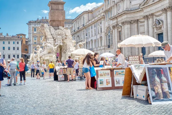 Tourists  in Piazza Navona, Rome, Italy — Stock Photo, Image