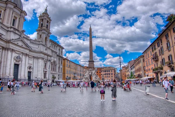 ナヴォーナ広場の観光客, ローマ, イタリア — ストック写真