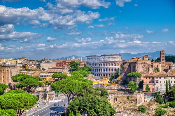 Utsikt över staden Rom, Italien, med Colosseum — Stockfoto