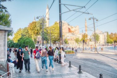 İstanbul, Türkiye 'de insanlar sokakta yürüyor