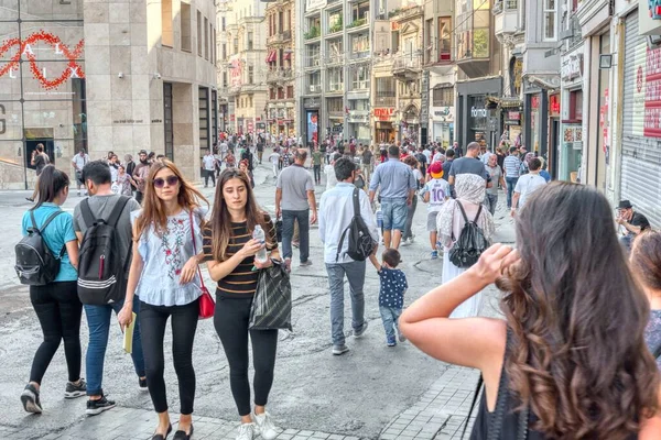 Rua com lojas em Istambul, Turquia — Fotografia de Stock