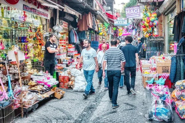 Rua com lojas em Istambul, Turquia — Fotografia de Stock