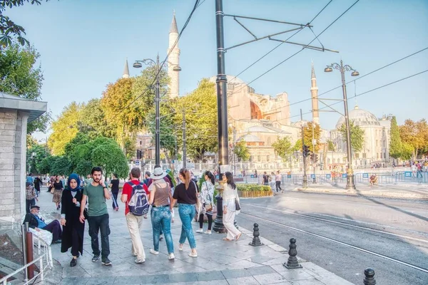 Lidé procházející se po ulicích v Istanbulu, Turecko — Stock fotografie