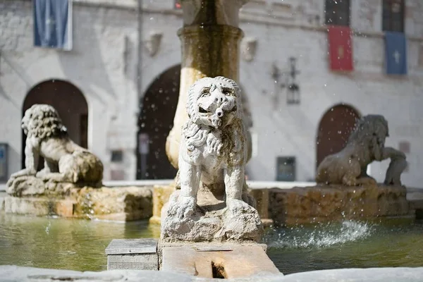 Fuente en la ciudad Umbría de Asís, Italia — Foto de Stock