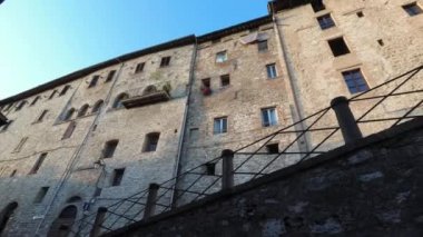 Günbatımında, Umbria şehrinin sembolik anıtlarından biri olan Palazzo Consoli 'nin aşağısından görüntü