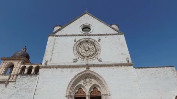 意大利阿西西西 2019年8月12日 圣弗朗切斯科大教堂立面 游客和朝圣者参观的教堂内有圣方济各墓 — 图库视频影像
