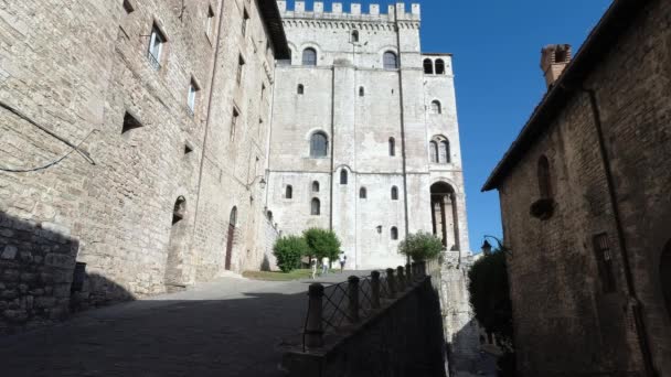 Gubbio Italia Agosto 2019 Turistas Ascenso Para Llegar Palazzo Consoli — Vídeo de stock