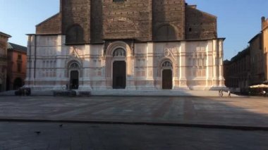 Bologna, İtalya - 08 Ağustos 2018: San Petronio Bazilikası, Piazza Maggiore 'da şehir merkezinde yer alan bir kilise