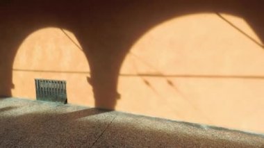 İtalya, Bologna 'da bir verandanın gölgeleri