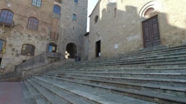 San Gimignano, İtalya - 3 Mart 2019: Siena yakınlarındaki Toskana tepelerinde bulunan ünlü ve karakteristik ortaçağ kasabasındaki kilise