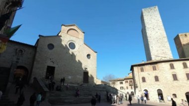 San Gimignano, İtalya - 3 Mart 2019: Siena yakınlarındaki Toskana tepelerinde bulunan ünlü ve karakteristik ortaçağ kasabasının görüntüsü.