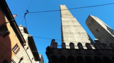 Bologna, İtalya - 30 Mayıs 2019: Dünyanın dört bir yanındaki ünlü ortaçağ kuleleri Asinelli ve Garisenda.