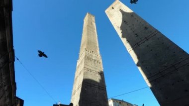 Bologna, İtalya - 30 Mayıs 2019: Dünyanın dört bir yanındaki ünlü ortaçağ kuleleri Asinelli ve Garisenda.