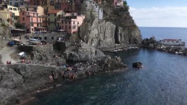 Manarola, İtalya - 17 Eylül 2018: Liguria 'nın ünlü Cinque Terre' lerinden biri olan Manarola şehri manzarası. Dünyanın dört bir yanından turistler için gidilecek yer.
