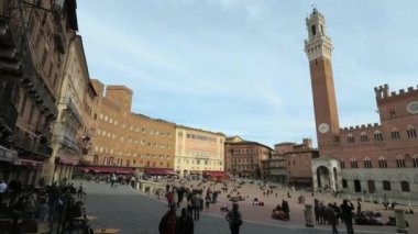 Siena, İtalya - 02 Mart 2019: Ünlü Palio Meydanı 'nın manzarası.