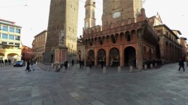 Bologna, İtalya - 3 Ocak 2019: Dünyanın dört bir yanındaki ünlü ortaçağ kuleleri Asinelli ve Garisenda.