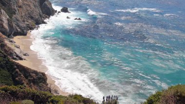 Doğa arka plan, tropikal plaj, berrak su ve mavi bulutlu gökyüzü.mavi okyanus, tropikal beyaz kum plaj,