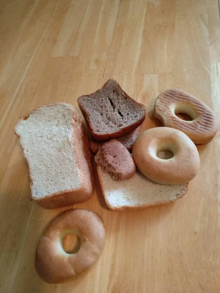 Abgestandenes Brot Auf Einem Holztisch Küchentisch Mit Altem Brot — Stockfoto