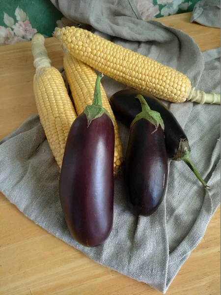 Ripe Purple Eggplants Yellow Corn Leaves Lie Gray Linen Towel — Stock Photo, Image