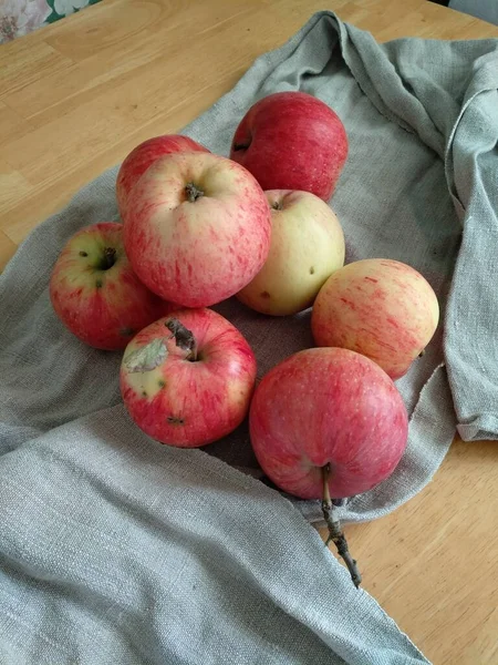 赤いリンゴはテーブルの上の灰色のリネンタオルの上にあります 秋の収穫 — ストック写真