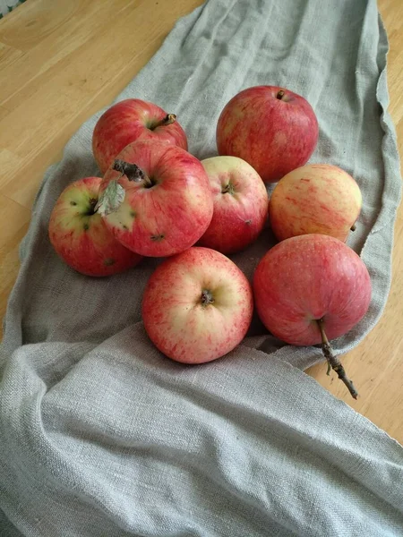 Ripe Red Apples Lie Gray Linen Towel Table Autumn Harvest — Stock Photo, Image