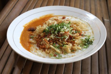Bubur ayam ya da tavuk lapası, dilimlenmiş tavuk ve parça parça kek ile Endonezya pirinç lapası. Tavuk, Çin kruvasanı, kereviz ve kızarmış soğanlı pirinç lapası. 