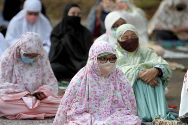 Vatandaşlar, 31 Temmuz 2020 'de Bogor, Endonezya' daki bir konut kompleksinde Kurban namazı kıldılar. Sağlık protokolü, Covid-19 hastalığının yayılmasını önlemek için Kurban Bayramı duaları üzerine sıkı sıkıya uygulanmaktadır.