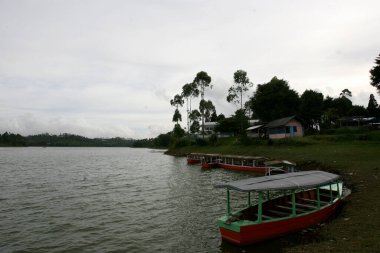 Situ Cileunca, Pangalengan, Batı Java, Endonezya 'da birkaç tekne. Cileunca Gölü 'nün atmosferi geriye doğru eğilen bir sıra botla