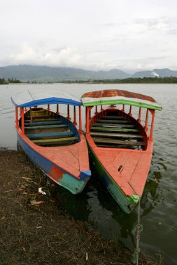 Situ Cileunca, Pangalengan, Batı Java, Endonezya 'da tekneler. Cileunca Gölü atmosferi