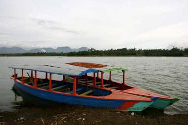 Situ Cileunca, Pangalengan, Batı Java, Endonezya 'da birkaç tekne. Cileunca Gölü 'nün atmosferi geriye doğru eğilen bir sıra botla
