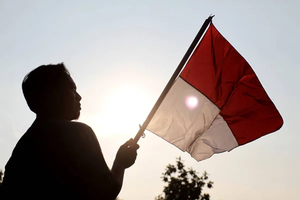 Homme Tenant Drapeau Indonésien Drapeau Indonésien Sur Mât Bendera Indonésie — Photo