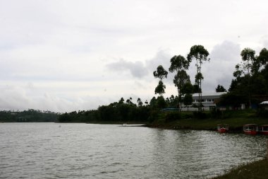 Situ Cileunca, Pangalengan, Batı Java, Endonezya 'da birkaç tekne. Cileunca Gölü 'nün atmosferi geriye doğru eğilen bir sıra botla