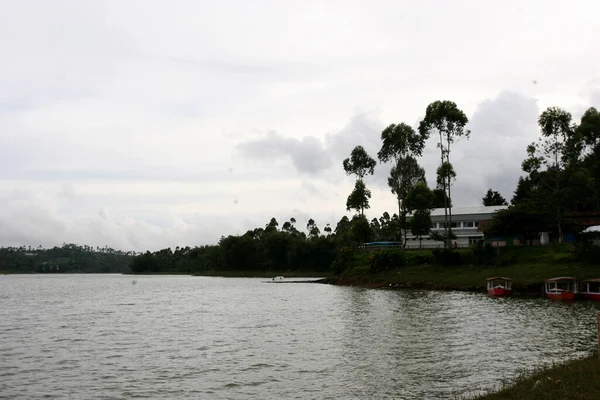 Situ Cileunca, Pangalengan, Batı Java, Endonezya 'da birkaç tekne. Cileunca Gölü 'nün atmosferi geriye doğru eğilen bir sıra botla
