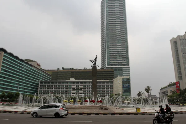 Roundabout Bundaran 교통은 가운데에 Tugu Selamat Datang Tugu Selamat Datang — 스톡 사진