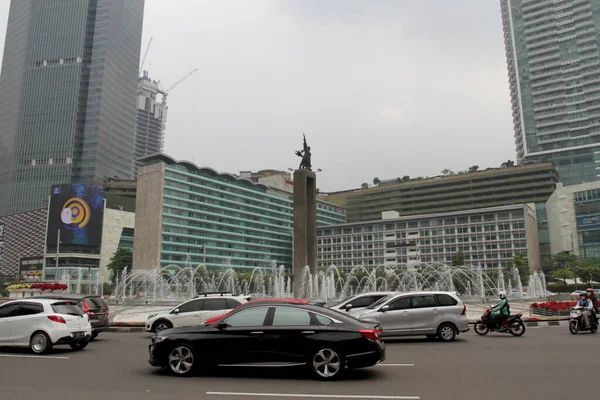 Roundabout Bundaran 교통은 가운데에 Tugu Selamat Datang Tugu Selamat Datang — 스톡 사진