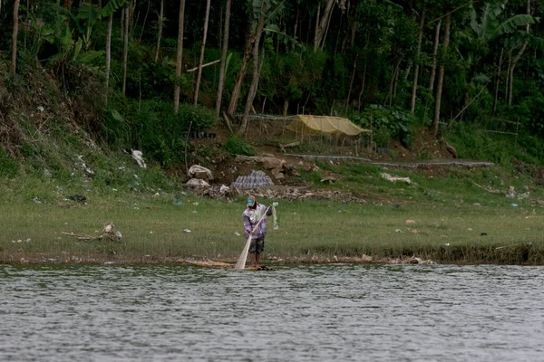 Pescador Está Buscando Pescado Situ Cileunca Pangalengan Java Occidental Indonesia —  Fotos de Stock