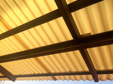 Hafif çelik ve fiber plastikten yapılmış çatı.